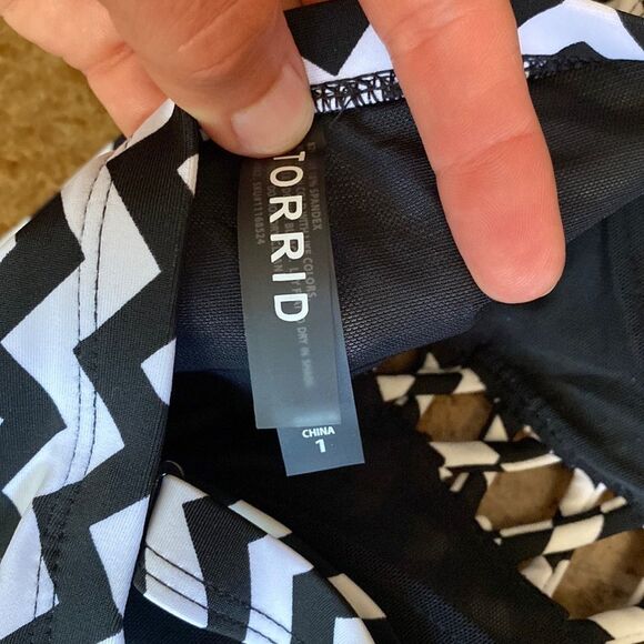 TORRID black and white CHEVRON WIRELESS LATTICE BIKINI TOP - Picture 6 of 9